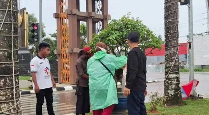 Dinsos Kendari Tertibkan Anak Jalanan dan Pengemis di Sejumlah Lampu Merah Dinsos Kendari Tertibkan Anak Jalanan dan Pengemis di Sejumlah Lampu Merah