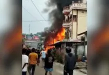 Kebakaran Hanguskan Dua Rumah Warga di Jalan Katamba Kendari Kebakaran Hanguskan Dua Rumah Warga di Jalan Katamba Kendari