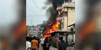 Kebakaran Hanguskan Dua Rumah Warga di Jalan Katamba Kendari Kebakaran Hanguskan Dua Rumah Warga di Jalan Katamba Kendari