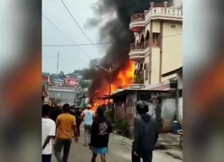 Kebakaran Hanguskan Dua Rumah Warga di Jalan Katamba Kendari Kebakaran Hanguskan Dua Rumah Warga di Jalan Katamba Kendari