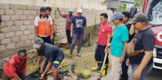 Wakil Wali Kota Kendari Pimpin Kerja Bakti Bersama Warga di Perumahan Tumbu Wakil Wali Kota Kendari Pimpin Kerja Bakti Bersama Warga di Perumahan Tumbu