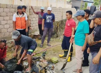 Wakil Wali Kota Kendari Pimpin Kerja Bakti Bersama Warga di Perumahan Tumbu Wakil Wali Kota Kendari Pimpin Kerja Bakti Bersama Warga di Perumahan Tumbu