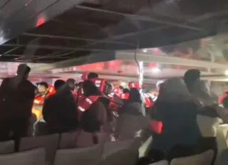 Detik-detik Kepanikan Penumpang Kapal Rute Kendari–Wawonii Diterpa Cuaca Buruk Detik-detik Kepanikan Penumpang Kapal Rute Kendari–Wawonii Diterpa Cuaca Buruk