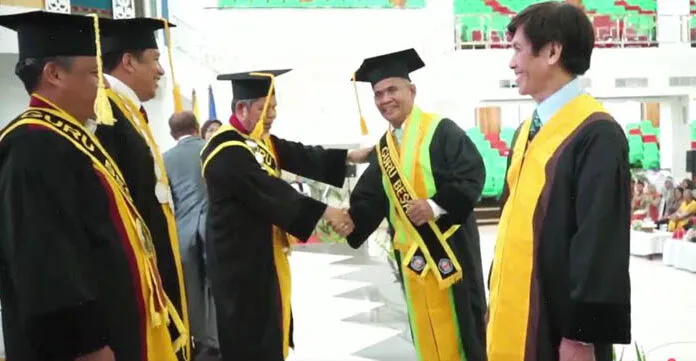 Pengukuhan Delapan Guru Besar, UHO Targetkan 250 Profesor pada 2030 Pengukuhan Delapan Guru Besar, UHO Targetkan 250 Profesor pada 2030