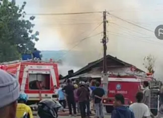 Kebakaran Hanguskan Warung di Mandonga Kendari, Api Berkobar di Siang Hari Kebakaran Hanguskan Warung di Mandonga Kendari, Api Berkobar di Siang Hari