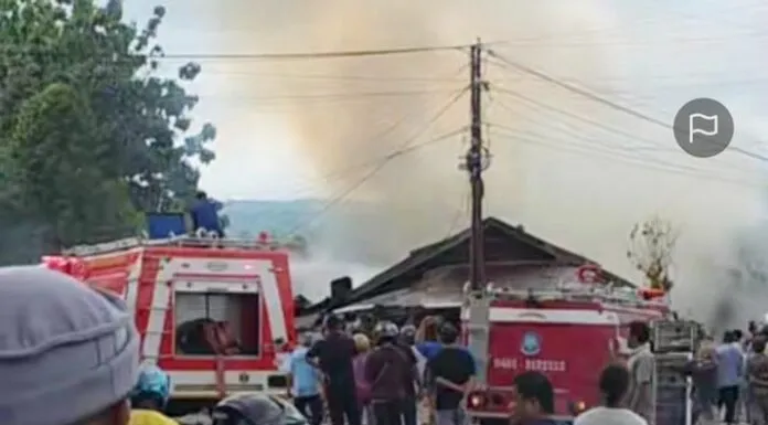 Kebakaran Hanguskan Warung di Mandonga Kendari, Api Berkobar di Siang Hari Kebakaran Hanguskan Warung di Mandonga Kendari, Api Berkobar di Siang Hari