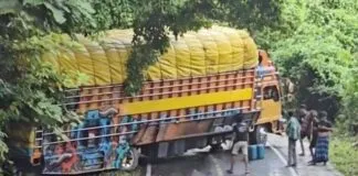 Kemacetan Parah di Tamborasi, Truk Bermuatan Berat Terhenti di Tanjakan Kemacetan Parah di Tamborasi, Truk Bermuatan Berat Terhenti di Tanjakan