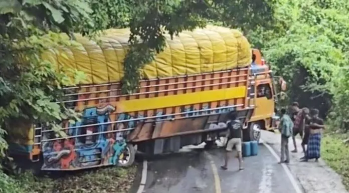 Kemacetan Parah di Tamborasi, Truk Bermuatan Berat Terhenti di Tanjakan Kemacetan Parah di Tamborasi, Truk Bermuatan Berat Terhenti di Tanjakan