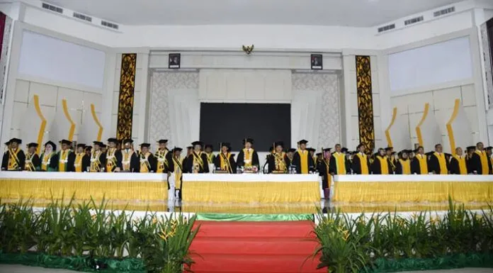 UHO Gelar Wisuda Kedua 2026, Rektor Umumkan Kebijakan Baru dan Lulusan Terbaik UHO Gelar Wisuda Kedua 2026, Rektor Umumkan Kebijakan Baru dan Lulusan Terbaik