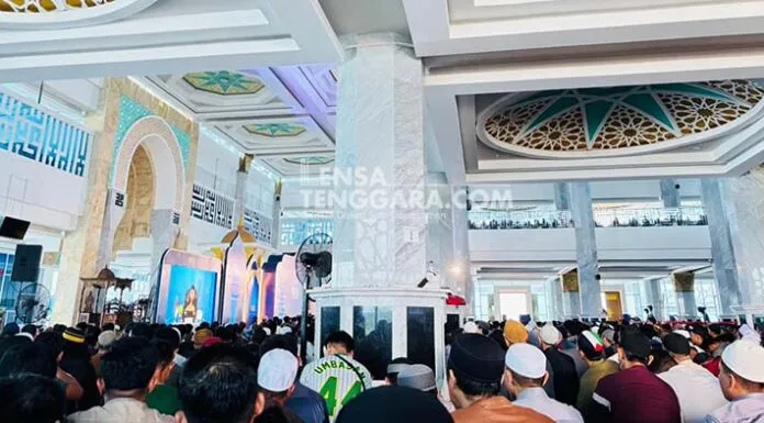 Jamaah Membludak, Tabligh Akbar Ustaz Khalid Basalamah di Masjid Al-Alam Kendari Dipadati Ribuan Warga Jamaah Membludak, Tabligh Akbar Ustaz Khalid Basalamah di Masjid Al-Alam Kendari Dipadati Ribuan Warga