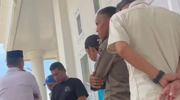 Wabup Buton Selatan Datangi Rujab Bupati, Video Ketegangan Viral di Media Sosial Wabup Buton Selatan Datangi Rujab Bupati, Video Ketegangan Viral di Media Sosial