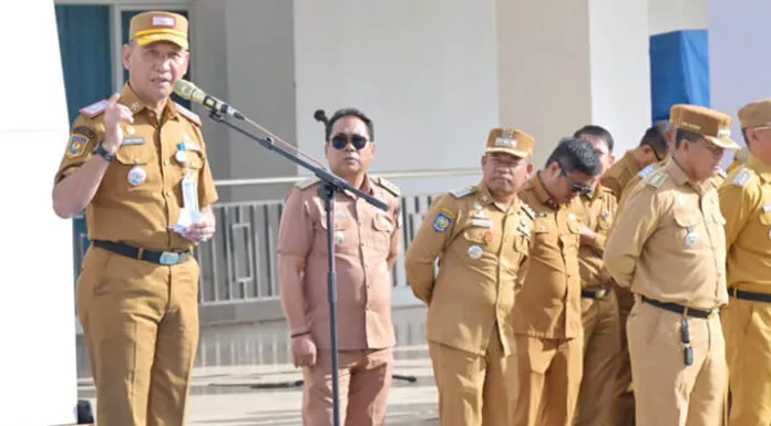 Pemkot Kendari Gelar Apel Gabungan, Sekda Serahkan SK Plt dan Tekankan Kesiapan HUT Kota Pemkot Kendari Gelar Apel Gabungan, Sekda Serahkan SK Plt dan Tekankan Kesiapan HUT Kota