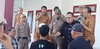 Aksi Demonstrasi di DPRD Baubau Nyaris Ricuh, Anggota Dewan Tersulut Emosi Aksi Demonstrasi di DPRD Baubau Nyaris Ricuh, Anggota Dewan Tersulut Emosi