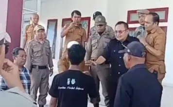 Aksi Demonstrasi di DPRD Baubau Nyaris Ricuh, Anggota Dewan Tersulut Emosi Aksi Demonstrasi di DPRD Baubau Nyaris Ricuh, Anggota Dewan Tersulut Emosi