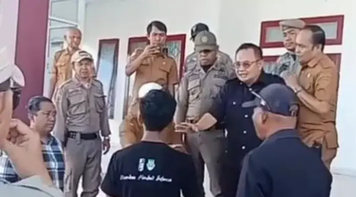 Aksi Demonstrasi di DPRD Baubau Nyaris Ricuh, Anggota Dewan Tersulut Emosi Aksi Demonstrasi di DPRD Baubau Nyaris Ricuh, Anggota Dewan Tersulut Emosi