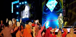 Wali Kota Kendari Meriahkan “Harmoni Sultra 2026” Lewat Penampilan Karaoke, Warga Antusias Wali Kota Kendari Meriahkan “Harmoni Sultra 2026” Lewat Penampilan Karaoke, Warga Antusias