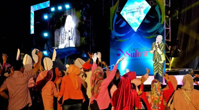 Wali Kota Kendari Meriahkan “Harmoni Sultra 2026” Lewat Penampilan Karaoke, Warga Antusias Wali Kota Kendari Meriahkan “Harmoni Sultra 2026” Lewat Penampilan Karaoke, Warga Antusias