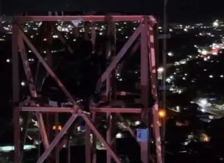 Aksi Nekat Pelajar di Kolaka Panjat Menara Seluler, Berhasil Dievakuasi Tim SAR Aksi Nekat Pelajar di Kolaka Panjat Menara Seluler, Berhasil Dievakuasi Tim SAR
