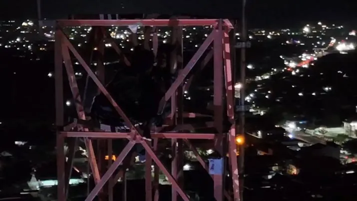 panjtatwee Aksi Nekat Pelajar di Kolaka Panjat Menara Seluler, Berhasil Dievakuasi Tim SAR
