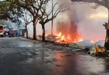 Kebakaran Hebat Melanda Pasar Laino Raha, Sejumlah Lapak Pedagang Hangus Kebakaran Hebat Melanda Pasar Laino Raha, Sejumlah Lapak Pedagang Hangus