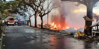 Kebakaran Hebat Melanda Pasar Laino Raha, Sejumlah Lapak Pedagang Hangus Kebakaran Hebat Melanda Pasar Laino Raha, Sejumlah Lapak Pedagang Hangus