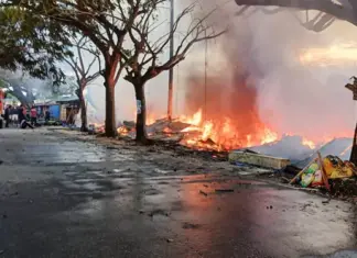 Kebakaran Hebat Melanda Pasar Laino Raha, Sejumlah Lapak Pedagang Hangus Kebakaran Hebat Melanda Pasar Laino Raha, Sejumlah Lapak Pedagang Hangus