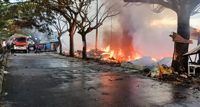 Kebakaran Hebat Melanda Pasar Laino Raha, Sejumlah Lapak Pedagang Hangus Kebakaran Hebat Melanda Pasar Laino Raha, Sejumlah Lapak Pedagang Hangus