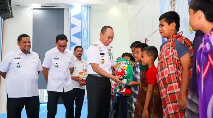 Gubernur Sultra Hadiri Sunatan Massal, 260 Anak Ikut Layanan Kesehatan Gratis Gubernur Sultra Hadiri Sunatan Massal, 260 Anak Ikut Layanan Kesehatan Gratis