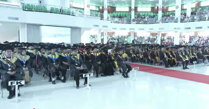 Luluskan 702 Wisudawan, Plt Rektor UHO: Jangan Fokus pada Kompetitor, Fokus pada Mimpi Luluskan 702 Wisudawan, Plt Rektor UHO: Jangan Fokus pada Kompetitor, Fokus pada Mimpi