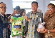 Ratusan KK di Punggolaka Dapat Bantuan Sembako Pascabanjir Ratusan KK di Punggolaka Dapat Bantuan Sembako Pascabanjir
