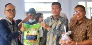 Ratusan KK di Punggolaka Dapat Bantuan Sembako Pascabanjir Ratusan KK di Punggolaka Dapat Bantuan Sembako Pascabanjir
