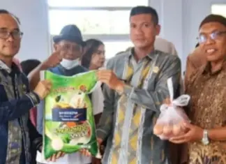 Ratusan KK di Punggolaka Dapat Bantuan Sembako Pascabanjir Ratusan KK di Punggolaka Dapat Bantuan Sembako Pascabanjir
