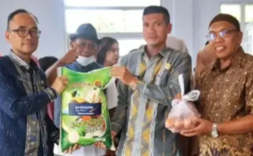 Ratusan KK di Punggolaka Dapat Bantuan Sembako Pascabanjir Ratusan KK di Punggolaka Dapat Bantuan Sembako Pascabanjir