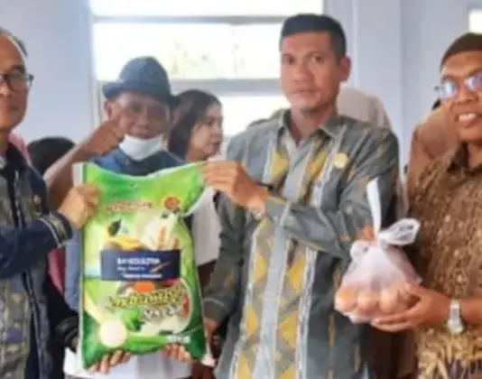 Ratusan KK di Punggolaka Dapat Bantuan Sembako Pascabanjir Ratusan KK di Punggolaka Dapat Bantuan Sembako Pascabanjir