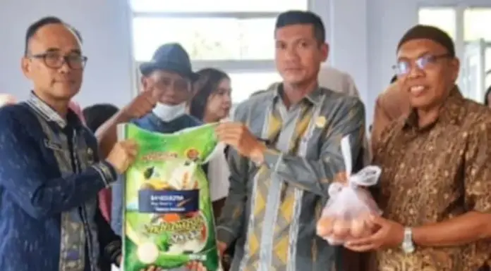 Ratusan KK di Punggolaka Dapat Bantuan Sembako Pascabanjir Ratusan KK di Punggolaka Dapat Bantuan Sembako Pascabanjir