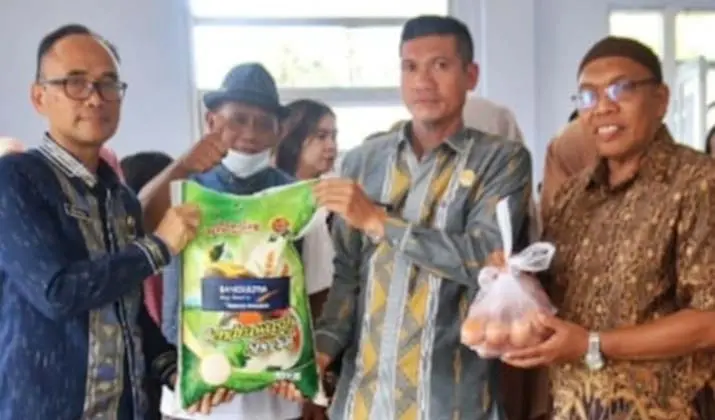 bantuan_punggolaka Ratusan KK di Punggolaka Dapat Bantuan Sembako Pascabanjir