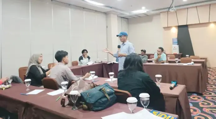 Warga Lingkar Tambang di Sultra Ikuti Pelatihan Jurnalisme Warga Bersama AJI dan WALHI Warga Lingkar Tambang di Sultra Ikuti Pelatihan Jurnalisme Warga Bersama AJI dan WALHI