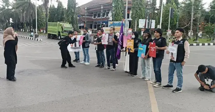 AJI Kendari Gelar Aksi May Day, Soroti Kesejahteraan dan Perlindungan Jurnalis AJI Kendari Gelar Aksi May Day, Soroti Kesejahteraan dan Perlindungan Jurnalis