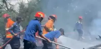 Kebakaran di Lorong PDAM Kendari, Dua Rumah dan Sejumlah Kendaraan Hangus Terbakar Kebakaran di Lorong PDAM Kendari, Dua Rumah dan Sejumlah Kendaraan Hangus Terbakar