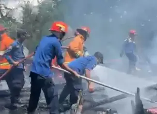 Kebakaran di Lorong PDAM Kendari, Dua Rumah dan Sejumlah Kendaraan Hangus Terbakar Kebakaran di Lorong PDAM Kendari, Dua Rumah dan Sejumlah Kendaraan Hangus Terbakar