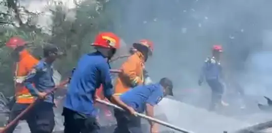 Kebakaran di Lorong PDAM Kendari, Dua Rumah dan Sejumlah Kendaraan Hangus Terbakar Kebakaran di Lorong PDAM Kendari, Dua Rumah dan Sejumlah Kendaraan Hangus Terbakar