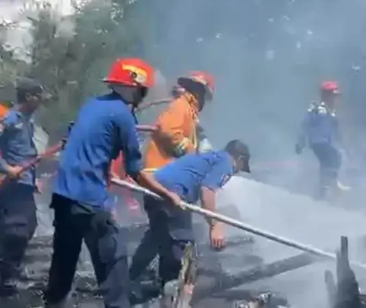 Kebakaran di Lorong PDAM Kendari, Dua Rumah dan Sejumlah Kendaraan Hangus Terbakar Kebakaran di Lorong PDAM Kendari, Dua Rumah dan Sejumlah Kendaraan Hangus Terbakar