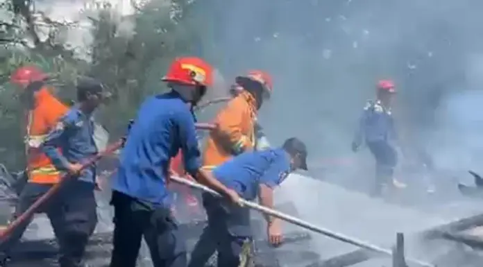 Kebakaran di Lorong PDAM Kendari, Dua Rumah dan Sejumlah Kendaraan Hangus Terbakar Kebakaran di Lorong PDAM Kendari, Dua Rumah dan Sejumlah Kendaraan Hangus Terbakar
