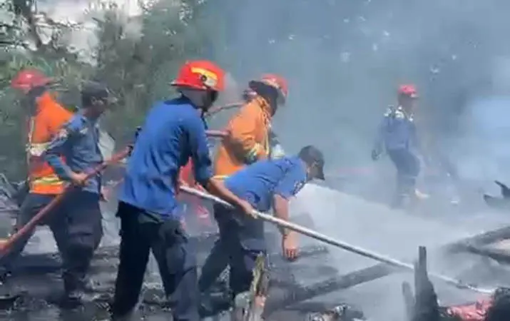 kebakaranmandonga Kebakaran di Lorong PDAM Kendari, Dua Rumah dan Sejumlah Kendaraan Hangus Terbakar