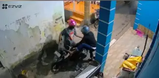 Aksi Curanmor Terekam CCTV di Kendari, Yamaha Mio M3 Milik Seorang Wanita Raib Aksi Curanmor Terekam CCTV di Kendari, Yamaha Mio M3 Milik Seorang Wanita Raib
