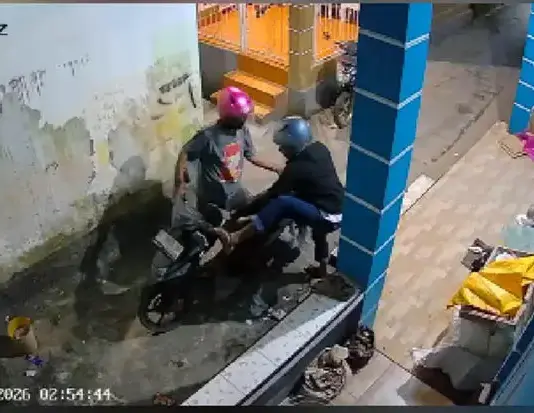Aksi Curanmor Terekam CCTV di Kendari, Yamaha Mio M3 Milik Seorang Wanita Raib Aksi Curanmor Terekam CCTV di Kendari, Yamaha Mio M3 Milik Seorang Wanita Raib