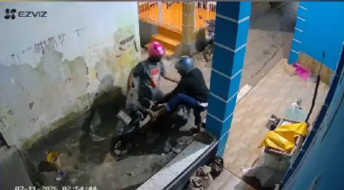 Aksi Curanmor Terekam CCTV di Kendari, Yamaha Mio M3 Milik Seorang Wanita Raib Aksi Curanmor Terekam CCTV di Kendari, Yamaha Mio M3 Milik Seorang Wanita Raib