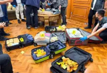 Polisi Temukan Brankas Berisi Emas 74 Kg dan Uang Senilai Rp476 Miliar di Rumah Mewah Sentul Polisi Temukan Brankas Berisi Emas 74 Kg dan Uang Senilai Rp476 Miliar di Rumah Mewah Sentul
