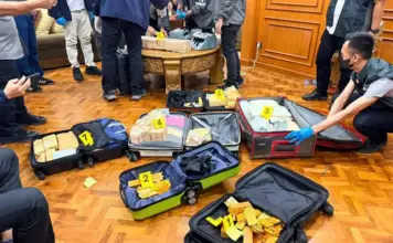Polisi Temukan Brankas Berisi Emas 74 Kg dan Uang Senilai Rp476 Miliar di Rumah Mewah Sentul Polisi Temukan Brankas Berisi Emas 74 Kg dan Uang Senilai Rp476 Miliar di Rumah Mewah Sentul