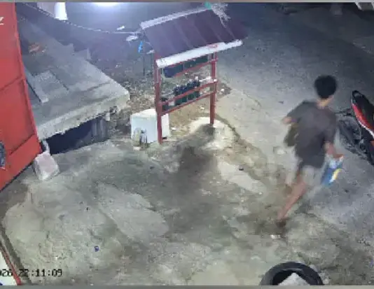 Terekam CCTV, Dua Jeriken Pertalite Milik Pedagang Eceran di Kendari Digondol Maling Terekam CCTV, Dua Jeriken Pertalite Milik Pedagang Eceran di Kendari Digondol Maling
